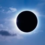 אסטרונום מסביר מדוע מיליונים ברחבי העולם מתאספים לראות ליקוי חמה חודשי, תופעה טבעית מרתקת ומדהימה.