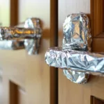 גלה את התוצאה המפתיעה של השימוש בנייר כסף על ידיות הדלת, טריק פשוט ויעיל שכולכם צריכים לנסות!