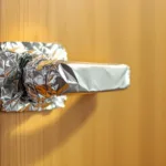 גלה מה קרה כשבדקתי את הטריק עם נייר הכסף על ידיות הדלת – התוצאה המפתיעה ששינתה את כל הציפיות שלי.